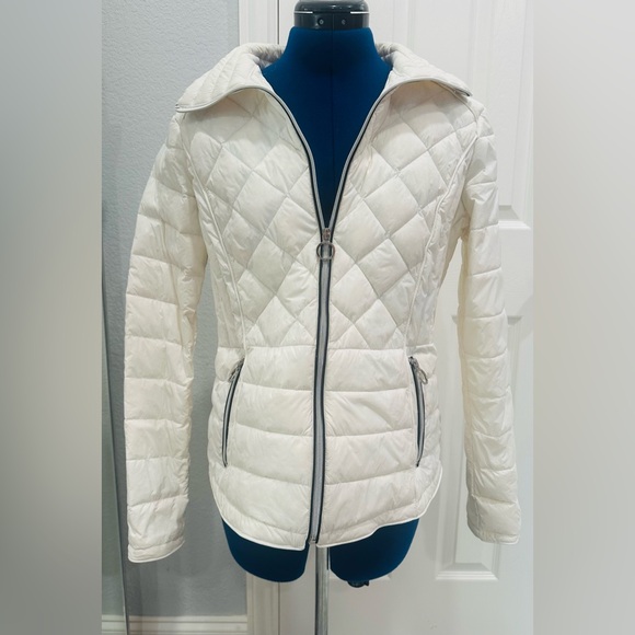 Michael Kors: White Packable Down Jacket, Medium - Picture 3 of 6